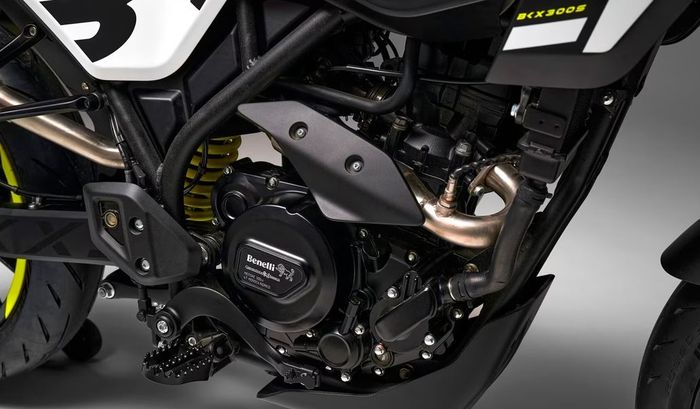 Mesin Benelli BKX 300 S Memiliki kubikasi 292 cc bertenaga 29 dk dan torsi puncak 24,5 Nm