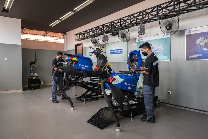 Ilustrasi bengkel Vespa