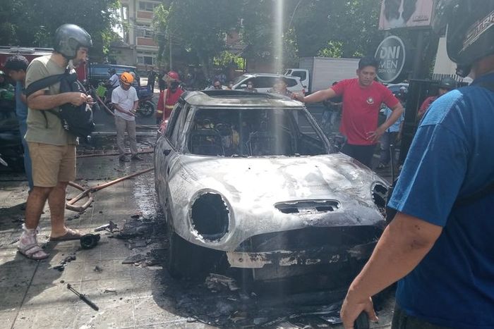 Bangkai Mini Cooper Clubman milik dokter yang terbakar di tempat praktiknya jalan raya Puputan, Renon, Denpasar, Bali