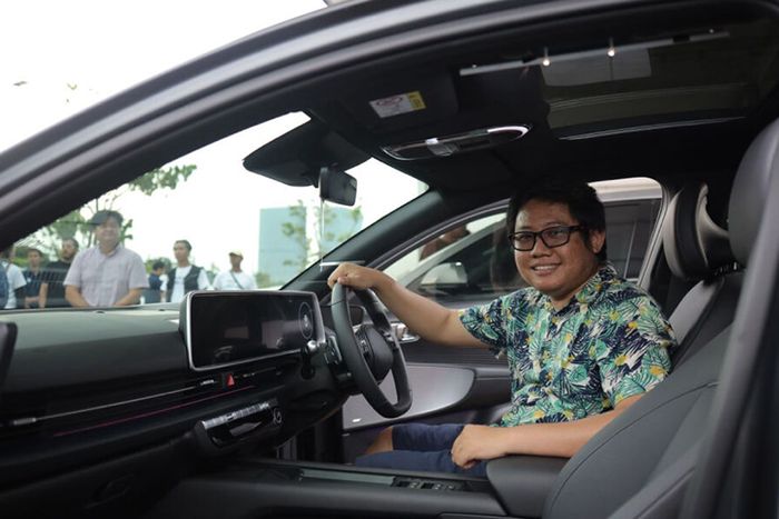 Pemenang program Roda Keberuntungan menjajal Hyundai IONIQ 6.