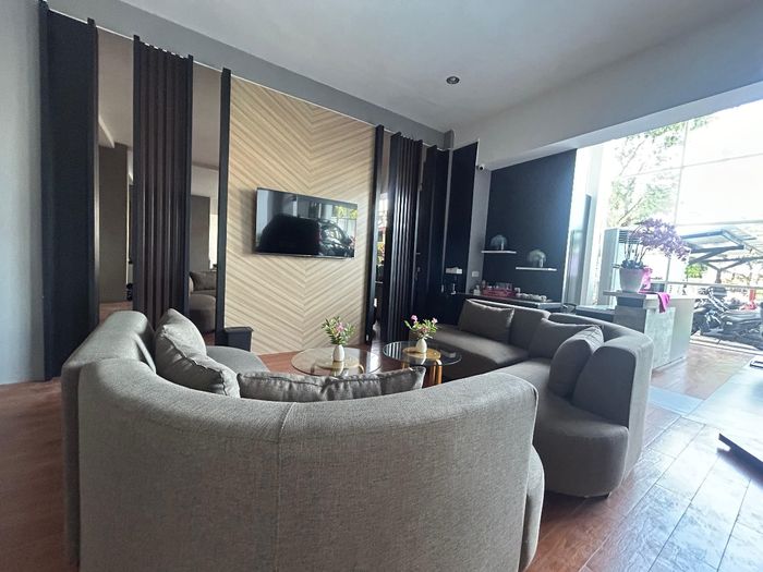 Ruang tunggu nyaman di diler Mishubishi Murni Berlian Motor di Pamekasan, Madura