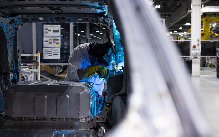 Teknisi melakukan pengelasan MIG manual pada bodi Honda CR-V e:FCEV.