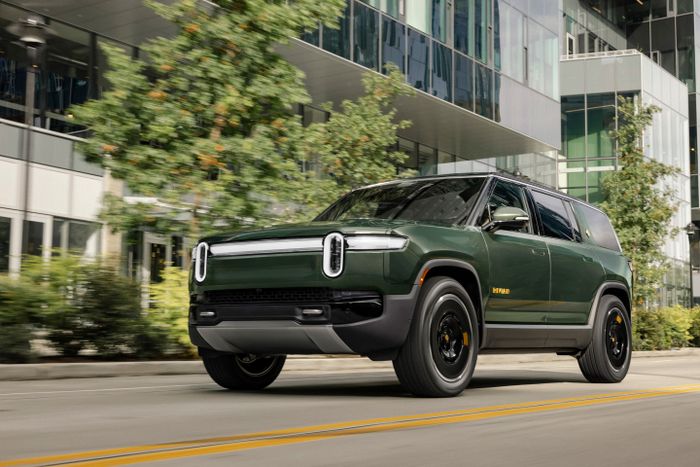 Rivian R1S terbaru.