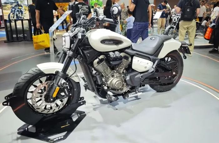 detail tampilan Benda Chinchilla 550 CVT, bagian setang kiri tidak terdapat handle kopling dan tidak ada perseneling di foot step