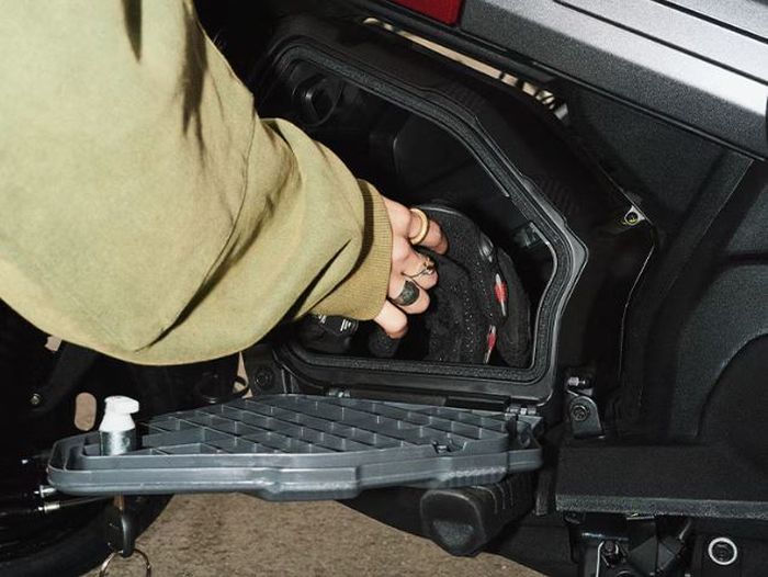 bagasinya terdapat di bawah tangki