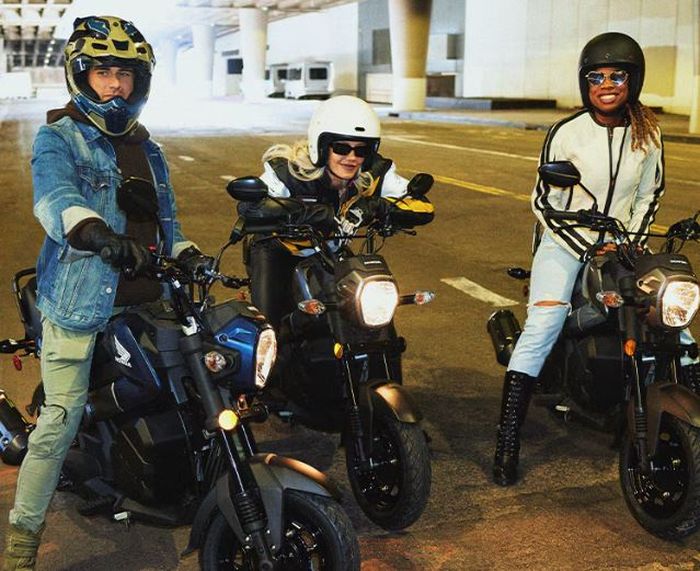 dimensinya cukup mungil sehingga cocok buat berlalu-lalang di perkotaan