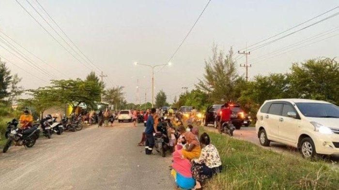 Warga desa Tasikharjo, Jenu, Tuban mengungsi keluar karena mengeluh sesak nafas, pusing dan mual akibat kebocoran tangki terminal bahan bakar minyak (TBBM) Pertamina