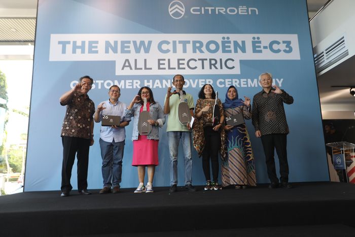 Perwakilan konsumen saat menerima secara sumbolis kunci Citroen E-C3 All Electric hari ini (14/6/2024) di Jakarta
