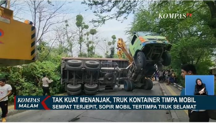 Truk trailer pengangkut kontainer yang menimpa Hyundai Creta di belakangnya hingga gepeng di Penjaringan, Jakarta Utara