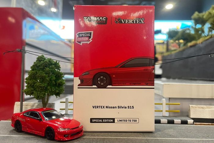 Tarmac Works VERTEX Nissan Silvia S15 Indoensia LImited Edition, cuma dijual 750 unit dan langsung ludes hanya dalam beberapa jam.