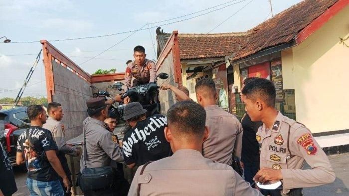 Pengangkutan motor-motor bodong ke truk oleh anggota Polisi dari sweeping di Sukolilo Pati Jawa Tengah