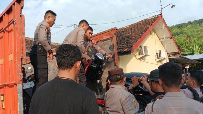 Anggota Polisi mengamankan 33 motor dan 6 mobil bodong dari hasil sweeping awal di Sukolilo, Pati