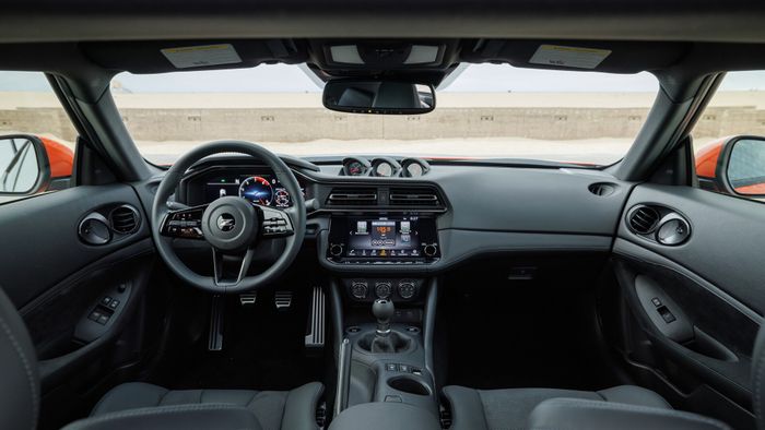 Interior Nissan Z Heritage Edition masih sama seperti varian standar.