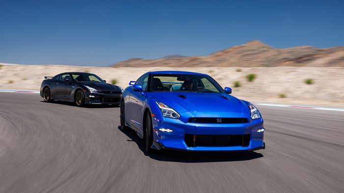 Nissan GT-R Skyline Edition bersama Nissan GT-R T-Spec Takumi Edition.