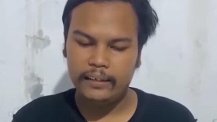 Wajah Teyeng Wakatobi menunduk saat buat video klarifikasi dan permintaan maaf