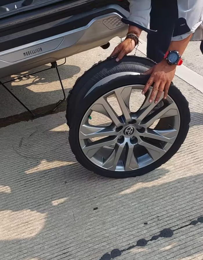 Ban belakang sebelah kanan Innova Zenix Hybrid tipe Q HV CVT TSS yang mengalami pecah ban di tol Desari