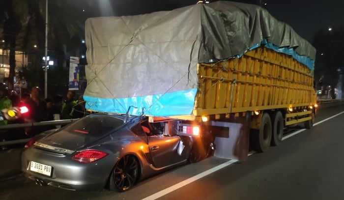 satu unit Porsche Cayman seruduk truk di dekat GT Kuningan 2 pada Rabu (19/6) pukul 01.40 WIB