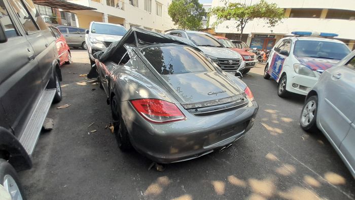 Porsche Cayman yang hantam belakang Truk di Tol Kuningan