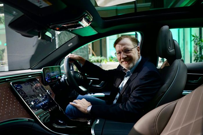 Tampilan interior EQE SUV dengan 64 Ambience Lighting