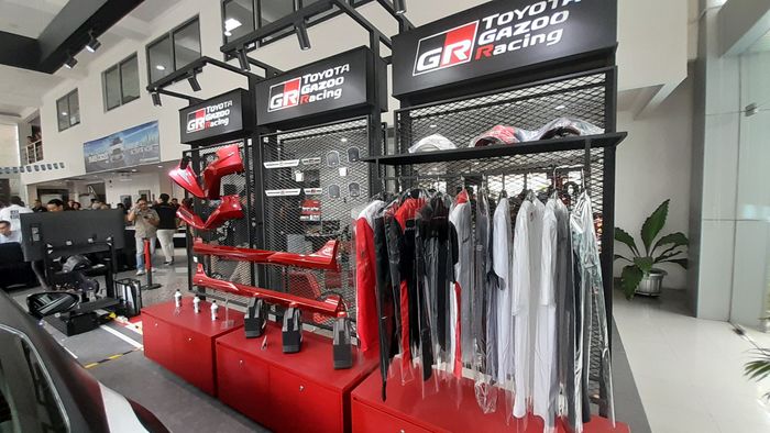 Berbagai macam aparel dan part di Plaza Toyota Tendean, Jakarta Selatan