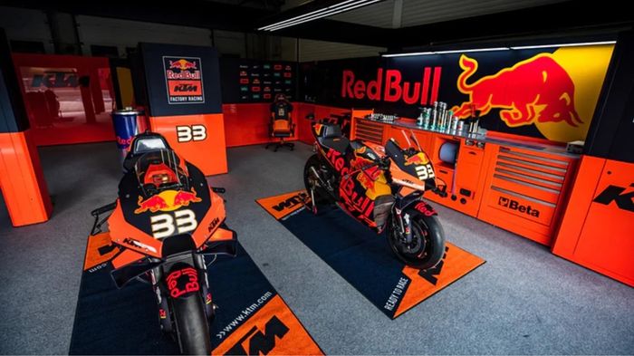 Setiap pembalap dibekali dua motor untuk satu akhir pekan MotoGP