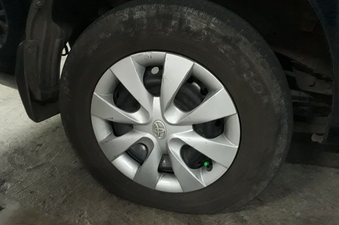 Ilustrasi ban mobil kurang angin rawan pecah di bagian dinding