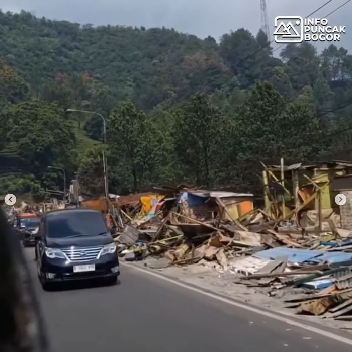 Lapak-lapak PKL di jalur Puncak Bogor Jawa Barat sudah roboh 