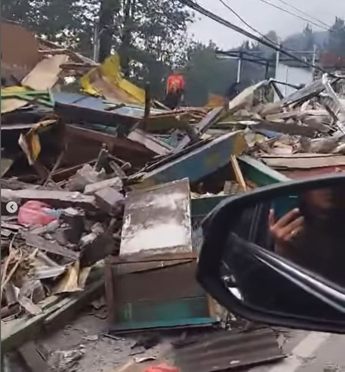 Semua bangunan permanen dan semi permanen lapak PKL di jalur Puncak Bogor digusur pemkab Bogor