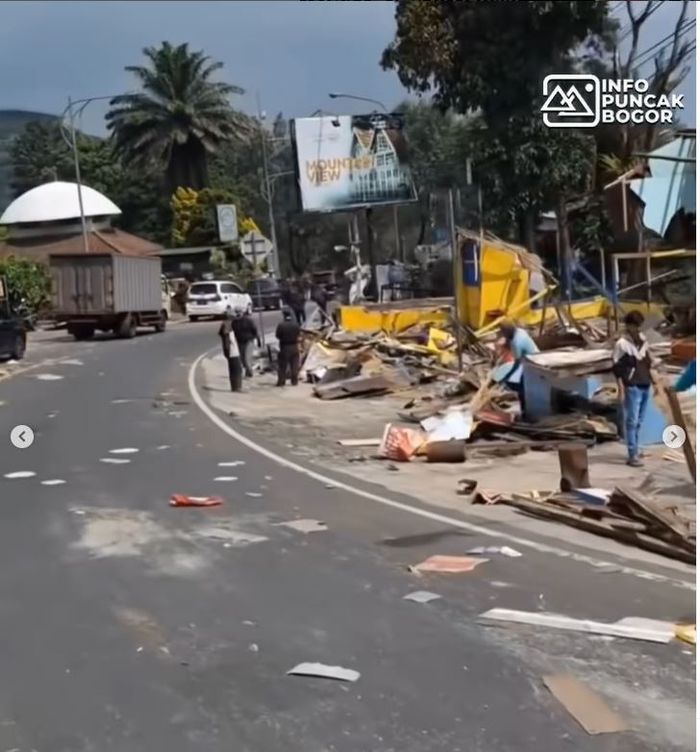 warung PKL sepanjang jalur Puncak Bogor Jawa Barat sudah dihabisi alat berat