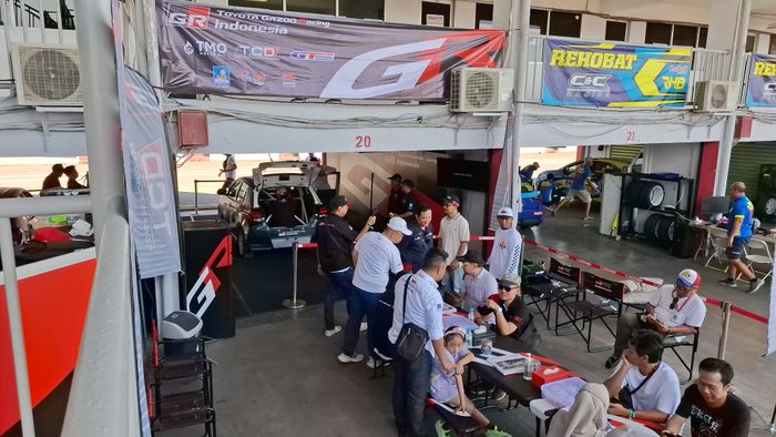 Member GR Enthusiast melihat secara langsung persiapan balapan di paddock tim Toyota Gazoo Racing Indonesia