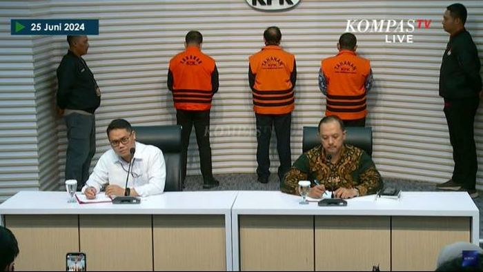 Konferensi Pers KPK atas korupsi pengadaan truk angkut personel 4WD dan rescue carrier vehicle BASARNAS yang merugikan negara Rp 20,4 miliar