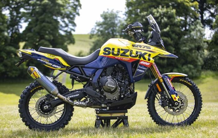 kental dengan nuansa balap berkat penggunaan livery SR75 Suzuki World Team dan knalpot racing