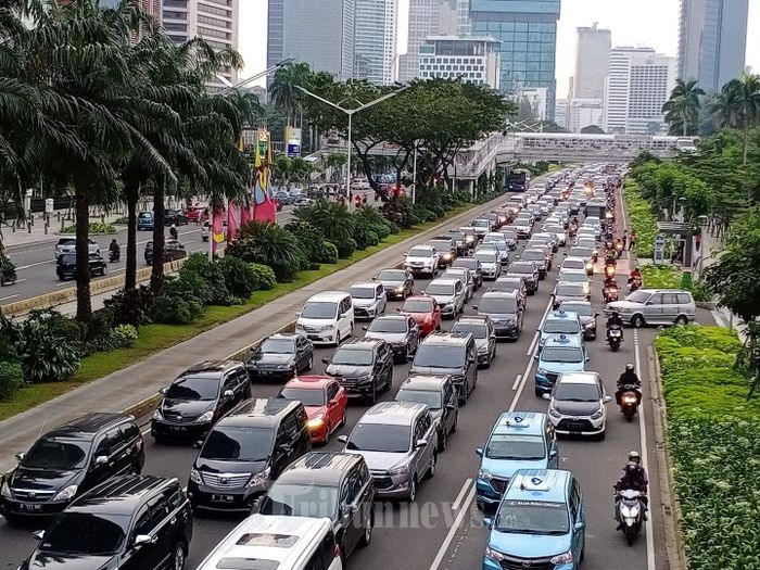 Kemacetan lalu lintas di Jl Sudirman, Setiabudi, Jakarta Selatan