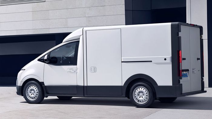 Hyundai ST1 hadir dalam versi boks cargo biasa atau refrigerated.