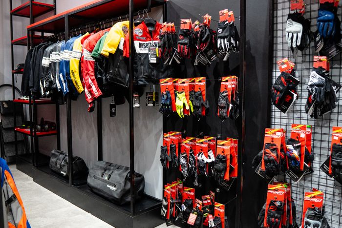 Masih menawarkan apperel riding premium yang lengkap