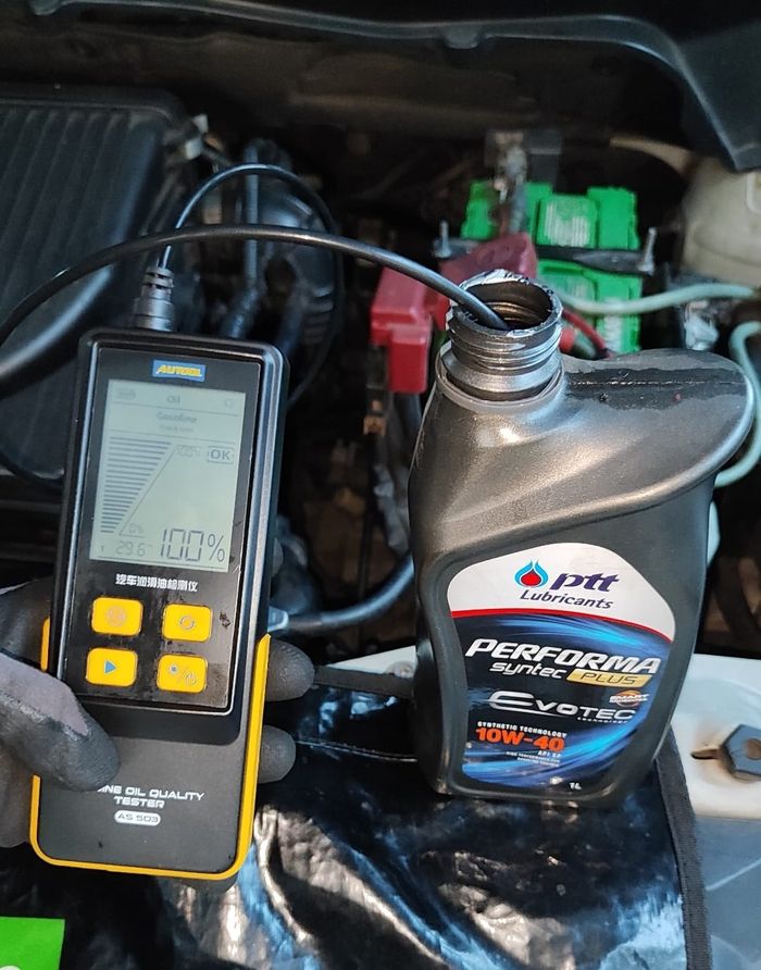 Sebagai perbandingan, diukur juga kualitas oli baru yang masih ddalam kemasan. Hasilnya masih 100% cuy!