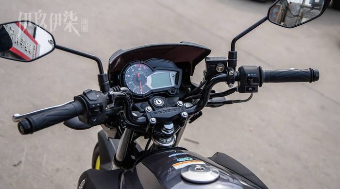 Yamaha Fazer YS150 memiliki panel instrumen digital dengan takomener analog