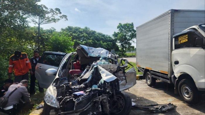 Kondisi Suzuki Ertiga yang hancur parah usai tusuk truk boks di bahu jalan tol Pejagan-Pemalang