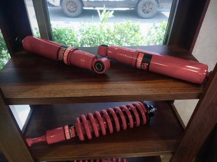 Sebagian varian suspensi yang dijual Pedders Suspension Indonesia.