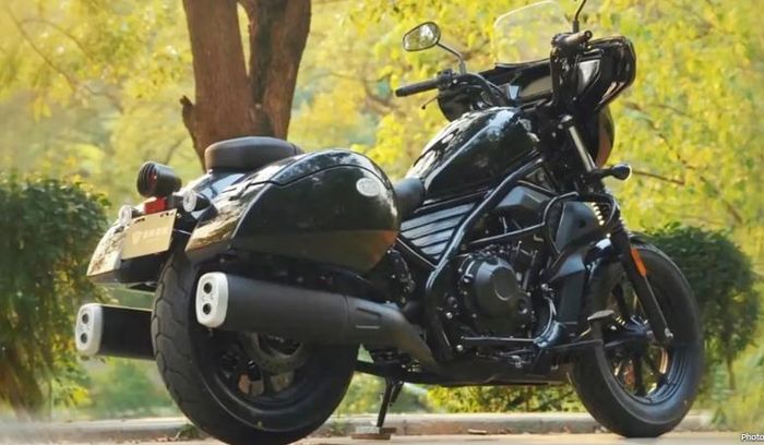 rangka dan desain bodi irip Honda Rebel, pembedanya hanya dilengkapi fairing depan, saddlebag, dan knalpot dua lubang