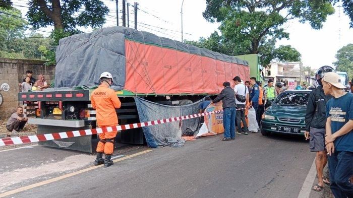 Penumpang Honda BeAT seorang guru tewas terlindas truk tronton muatan semen karena terlempar saat bersenggolan dengan Honda Freed di Hegarmanah, Jatinangor, Sumedang