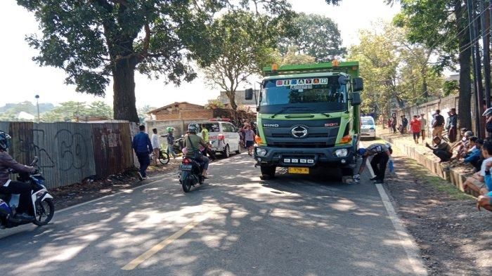 Truk tronton muatan semen yang melindas guru penumpang Honda BeAT di Hegarmanah, Jatinangor, Sumedang