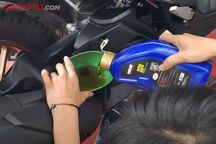 Penyebab oli mesin naik ke filter udara karena volume oli mesin yang terlalu banyak