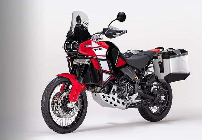 versi Discovery memiliki kelengkapan adventure lebih banyak dibanding DesertX standar