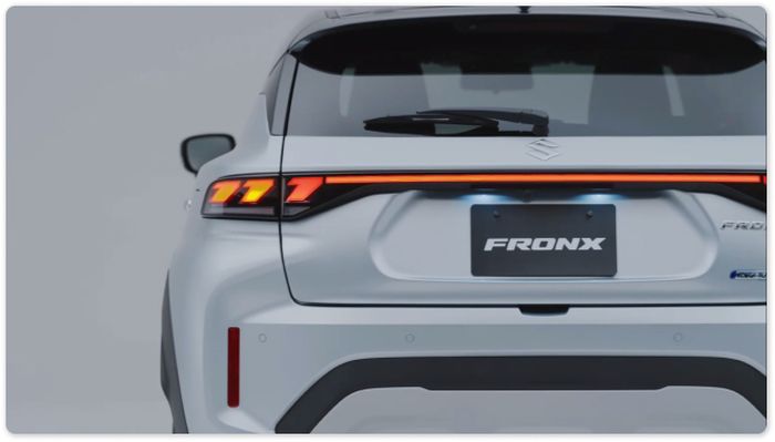 Di bagian belakang, Suzuki Fronx Jepang dapat emblem Hybrid silver ala mobil mild hybrid Suzuki.