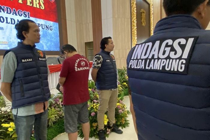 Polisi tangkap pelaku pemalsuan oli palsu. 