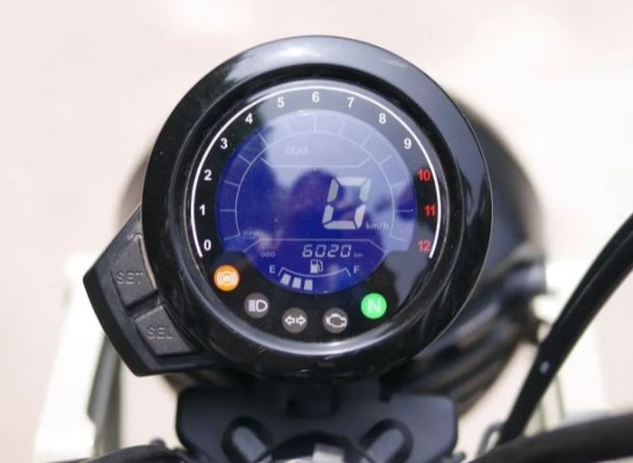 panel instrumen digitalnya sudah dilengkapi takometer