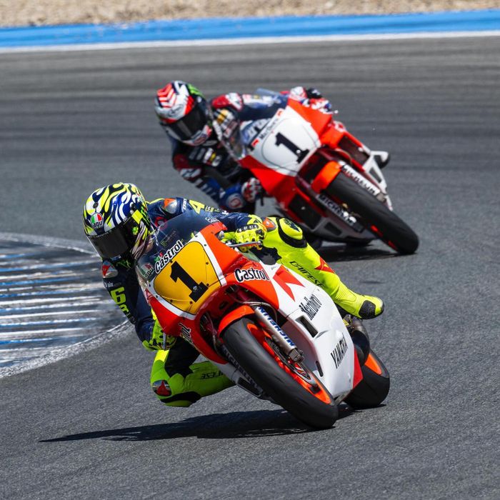 Valentino Rossi mengendarai motor Eddie Lawson