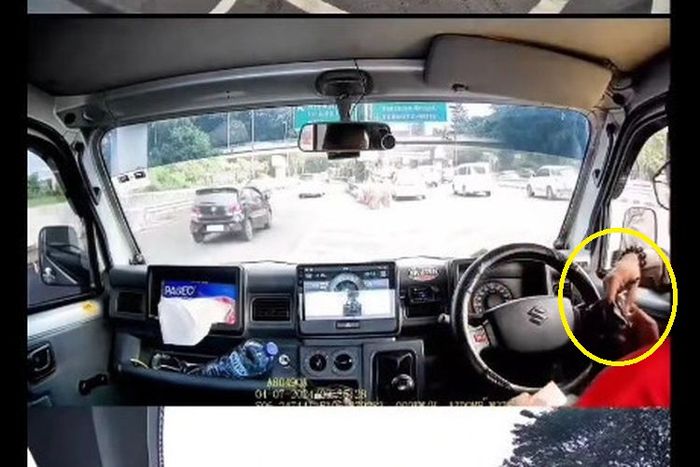 Dalam lingkaran kuning oknum Polisi terima beberapa lembar uang goceng dari sopir pikap di tol Halim