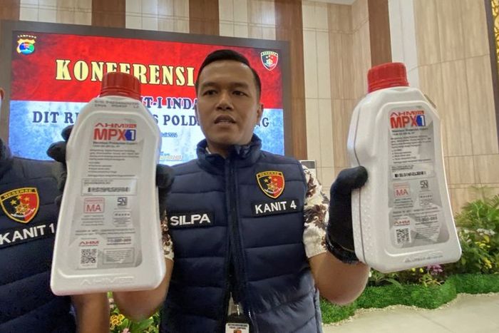 Polisi menunjukan oli AHM MPX 1 asli (kiri) dan palsu (kanan)